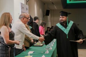 Padre e hijo triunfan: se gradúan juntos en COBAES