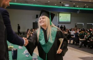 Con apoyo de COBAES, Silvia concluye bachillerato a los 63 años