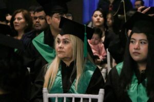 A sus 63 años Silvia demuestra que el estudio no tiene edad va por la carrera de Enfermería